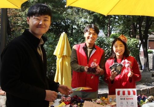 ▲ KT 그룹이 17일 용산에서 개최한 '동자희망나눔 플리마켓'에 참여한 KT 계열사·기관 직원들이 두리모(미혼모)가 제작한 수공예품을 판매하고 있다. (사진=KT)
