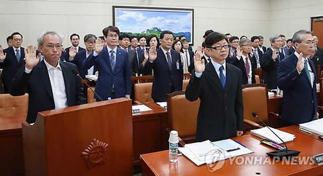 ▲ 문성현 경제사회발전노사정위원장이 18일 국회 환경노동위원회 국정감사에 출석해 선서를 하고 있다.