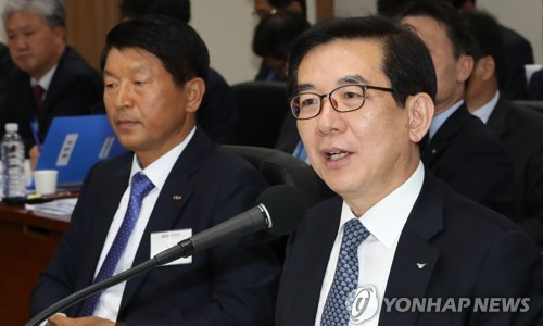 ▲ 정일영 인천국제공항공사 사장(오른쪽)이 24일 인천국제공항공사에서 열린 국정감사에 참석해 발언하고 있다.