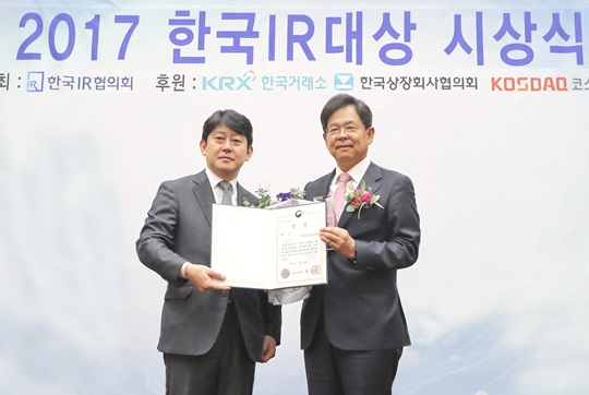 ▲ 김병호 하나금융지주 부회장(오른쪽)