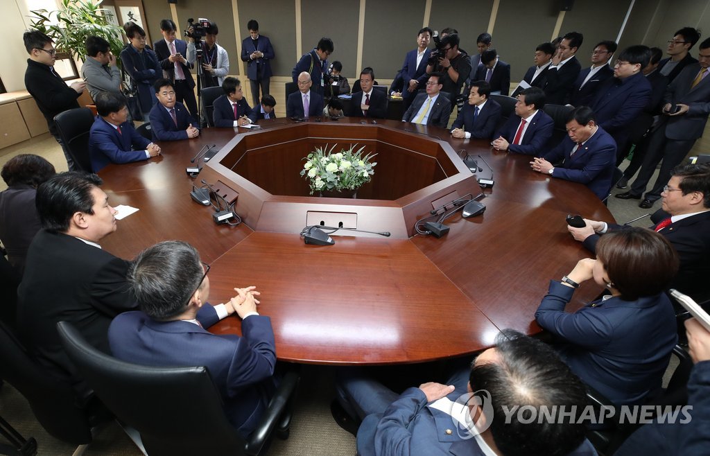 ▲ 정우택 자유한국당 원내대표와 당 소속 방송장악저지투쟁위원들이 26일 오전 정부과천청사 방송통신위원회를 항의 방문해 이효성 방송통신위원장을 면담하고 있다.
