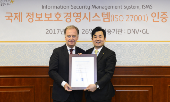 ▲ KB증권 윤경은 사장(오른쪽)과 얀 올레 그레브스타 주한 노르웨이 대사(왼쪽).