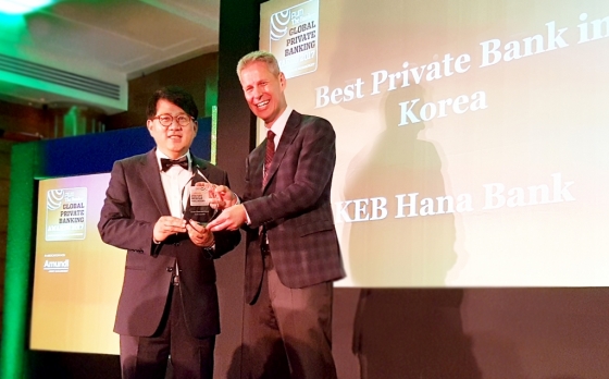 ▲ 장경훈 KEB하나은행 개인영업그룹 부행장과 유리 벤더(Yuri Bender) PWM 수석편집장 (사진=KEB하나은행)