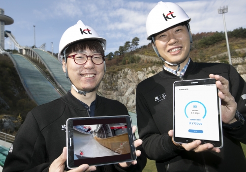 ▲ KT 관계자들이 평창동계올림픽 개최지에서 태블릿 PC로 5G 기술을 연동하는 모습. (사진=KT)