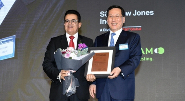 ▲ 2017 다우존스 지속가능경영지수(DJSI) 인증식에 참석한 에쓰오일 오스만 알 감디 CEO(왼쪽)