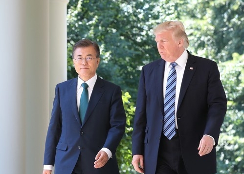 ▲ 30일 오전(현지시간) 워싱턴 백악관에서 열린 확대 정상회담에서 만난 문재인 대통령과 도널드 트럼프 미국 대통령