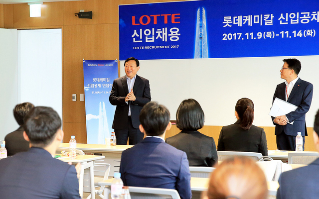 ▲ 신동빈 롯데그룹 회장이 13일 잠실 롯데케미칼 본사에서 진행된 신입사원 공채 면접현장을 찾아 지원자들을 격려했다.