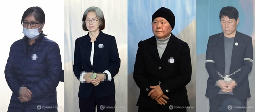 ▲ 14일 오전 서초구 서울고등법웝에서 열린 정유라씨의 이화여대 입학 및 학사 특혜 관련 항소심 선고에 출석하기 위해 최순실씨와 최경희 전 이화여대 총장, 김경숙 전 신산업융합대학장, 남궁곤 전 입학처장이 호송차에서 내려 법정으로 향하고 있다.