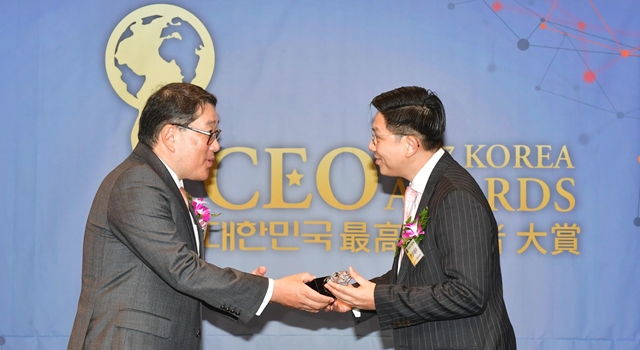 ▲ 디지털조선일보가 주최한 2017최고경영자 대상 시상식에서 한성자동차 울프 아우스프룽 대표를 대신해참석한 켈빈 고(Kelvin Koh) 상무가 대리 수상을 하고 있다.