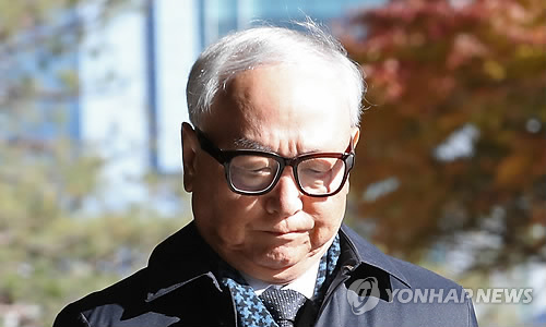 ▲ 19일 오후 서울 서초구 서울중앙지검으로 들어서고 있는 이병호 전 국정원장.