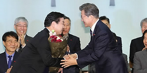▲ 문재인 대통령이 21일 오전 청와대 본관에서 홍종학 중소벤처기업부 장관에게 임명장을 수여했다.
