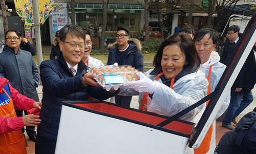 ▲ 김종준 계란자조금관리위원회 사무국장(왼쪽)과 박영선 더불어민주당 의원이 전달식에 참여하는 모습.
