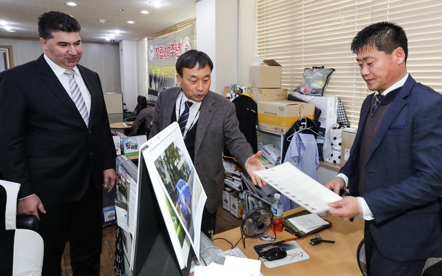 ▲ 카허 카젬(Kaher Kazem) 한국지엠 사장(왼쪽)이 쉐보레 북주안대리점 변종문 대표(가운데) 및 직원과 함께 대리점 현황에 대해 듣고 있다.