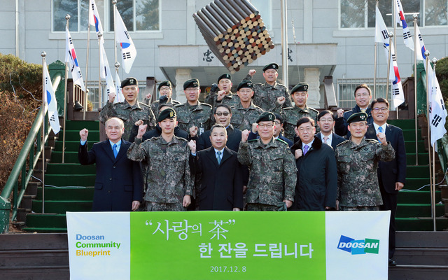 ▲ 박정원 두산그룹 회장(앞줄 왼쪽에서 세 번째)이 8일 백두산 부대를 방문해 '사랑의 차'를 전달하고, 황병태 21사단장(앞줄 왼쪽에서 네 번째) 등 관계자들과 함께 기념촬영을 하고 있다.