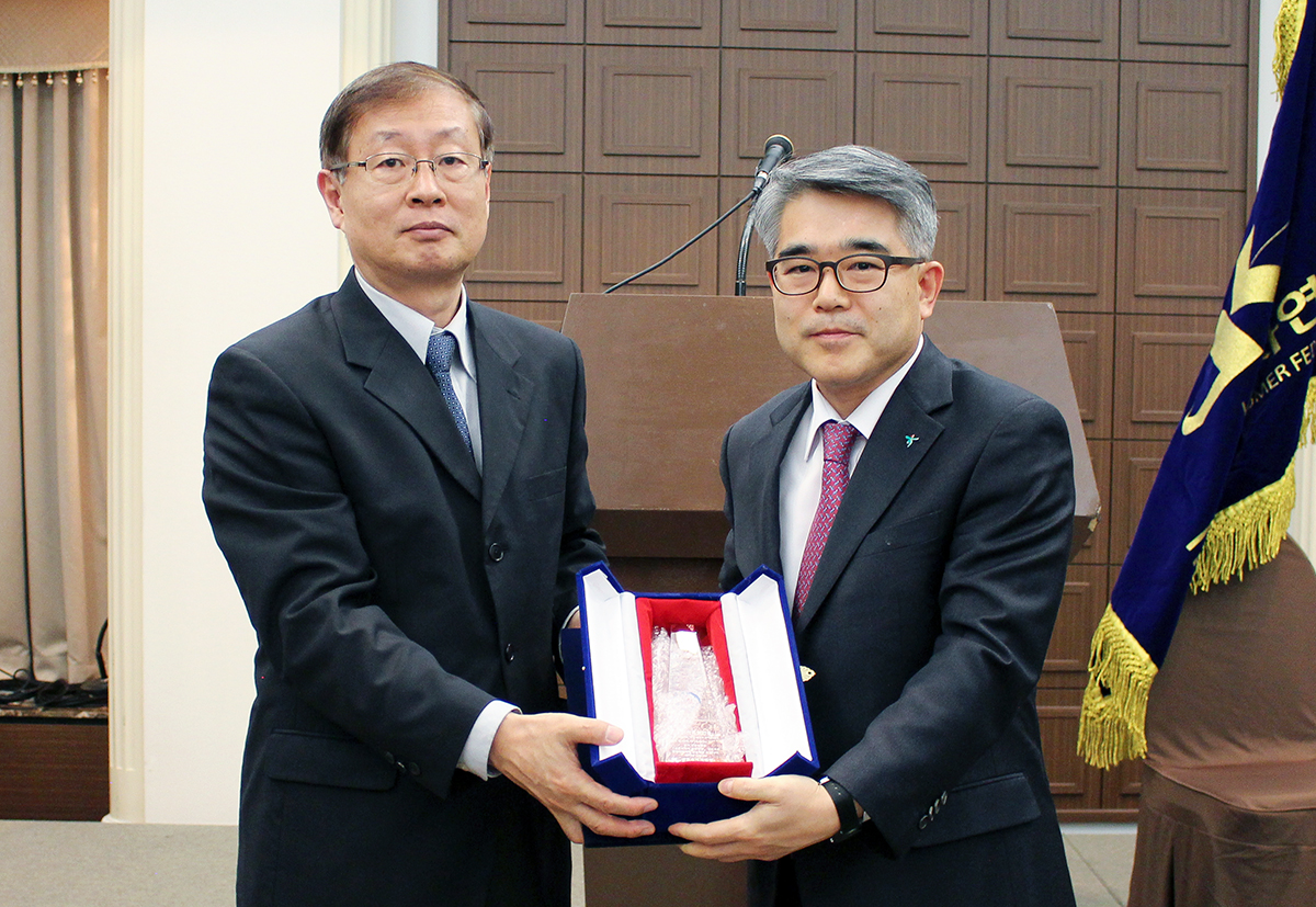 ▲ 김재영 KEB하나은행 신탁사업단 전무(오른쪽)와 김진화 금융소비자연맹 심사위원회 위원장