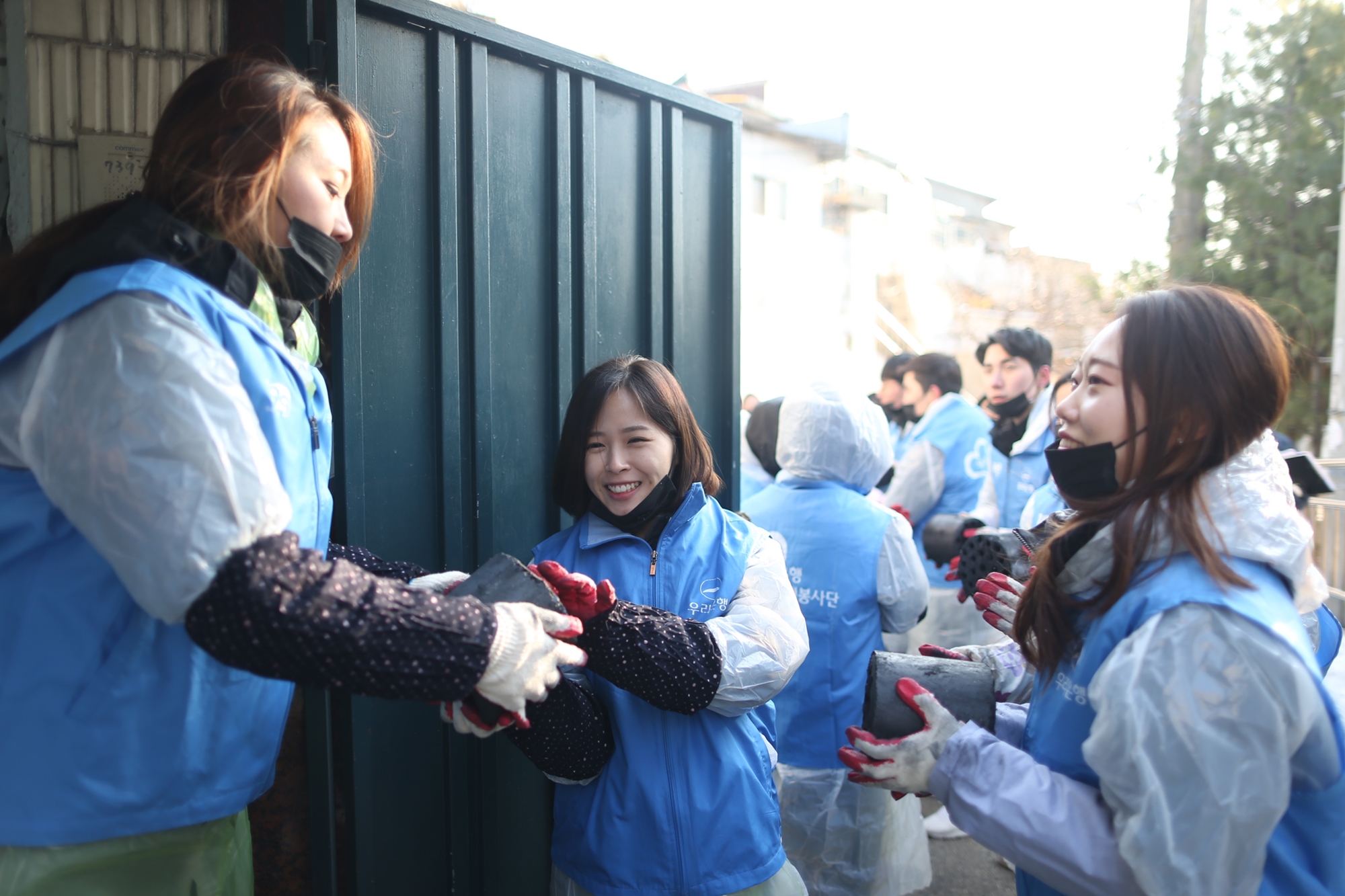 1218(우리은행, '사랑의 연탄나눔' 행사 실시)(사진).JPG