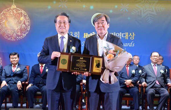 ▲ 박진선 샘표 대표(오른쪽)