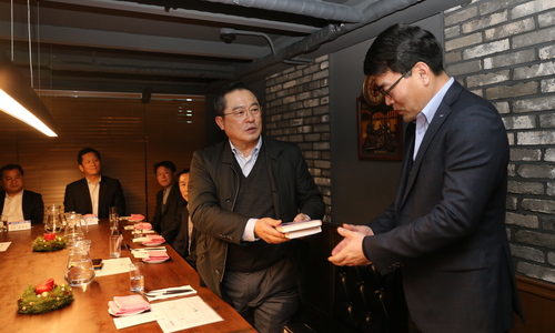 ▲ 구자열 LS회장(가운데)이 신임임원과의 만찬 자리에서 이나모리 가즈오 일본 교세라그룹 명예회장의 저서 '불타는 투혼'을 임원들에게 선물하고 있다.
