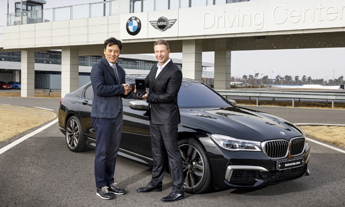 ▲ BMW가 Friend of BMW로 선정된 이승엽 전 야구선수(오른쪽)에게 BMW 최상위 모델인 'BMW 뉴 M760Li xDrive'를 인도했다.