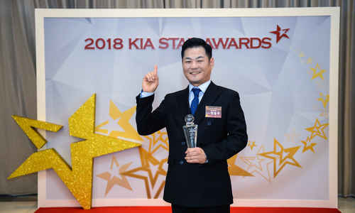 ▲ 지난해 416대를 판매한 정송주 서울 망우지점 영업부장이 지난해 기아차 '판매왕'으로 등극했다.