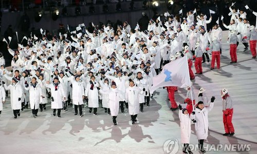 ▲ 9일 강원도 평창 올림픽스타디움에서 열린 2018년 평창동계올림픽 개막식에서 남북 선수단이 한반도기를 앞세우고 함께 입장하고 있다.