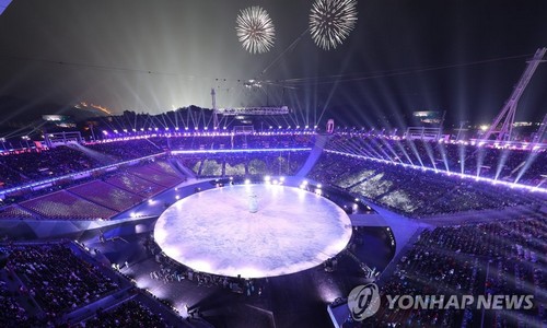 ▲ 9일 강원도 평창 올림픽스타디움에서 열린 2018년 평창동계올림픽 개회식에서 대회 개막을 알리는 조명이 밤하늘을 환하게 밝히고 있다.