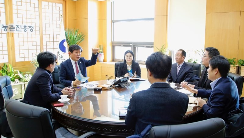 ▲ 라승용 농업진흥청장과 과천화훼종합유통센타 임직원 환담