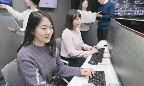 ▲ 케이뱅크 직원들이 관제룸에서 실시간 뱅킹서비스를 점검하는 모습