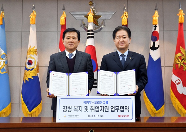 ▲ 이경재 오리온 대표(왼쪽)와 서주석 국방부 차관