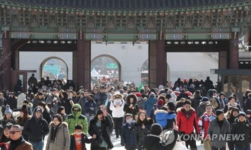 ▲ 설 연휴인 17일 오후 무료 개방한 경복궁을 찾은 시민들과 관광객들이 무리를 지어 입장하고 있다.