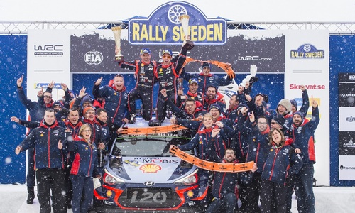 ▲ 2018 WRC 스웨덴 랠리 시상대에서 신형 i20 랠리카 위에 오른 니콜라스 질술(Nicolas Gilsoul, 왼쪽)과 티에리 누빌(Thierry Neuville)이 우승컵을 들고 환호하고 있다.