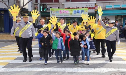 KB손해보험_보도자료_어린이교통안전사업 엄마손캠페인 지원_사진1.jpg