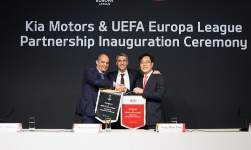 ▲ 피터 윌렘스 UEFA 마케팅 및 스폰서십 총괄, 에르난 크레스포 UEFA 홍보대사, 조용원 기아자동차 마케팅사업부장 조용원 전무(왼쪽부터)가 조인식에서 기념촬영을 하고 있다.
