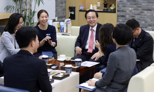 ▲ 손태승 우리은행장(사진 왼쪽 네번째)
