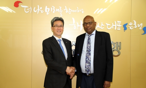 ▲ 이동빈 SH수협은행장(왼쪽) 페레라(S.D.N. Perera) 스리랑카 정부 저축은행장