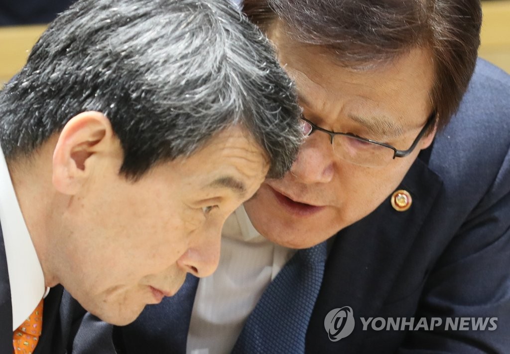 ▲ 최종구 금융위원장 (오른쪽)과 이동걸 산업은행 회장