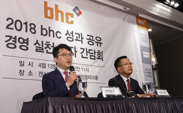▲ 박현종 bhc 회장(왼쪽)과 임금옥 대표