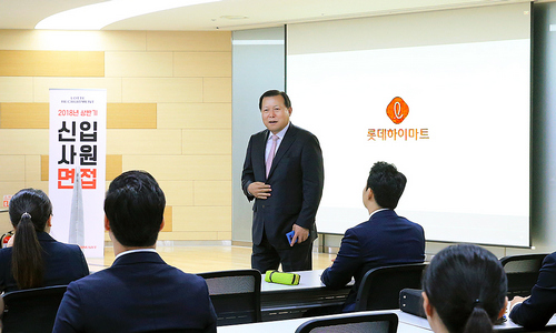 ▲ 황각규 롯데 부회장이 롯데하이마트 채용현장을 방문해 지원자들을 격려하고 있다.