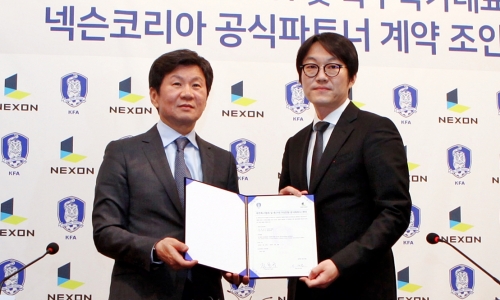 ▲ 이정헌 넥슨 대표(오른쪽)와 정몽규 KFA 회장.