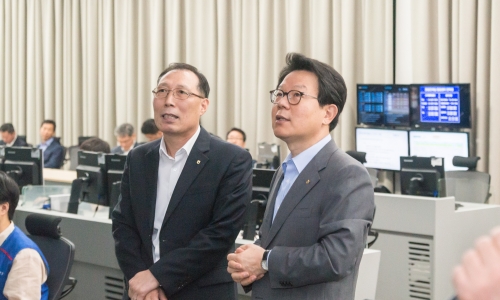 ▲ 김광수 농협금융회장 (오른쪽)