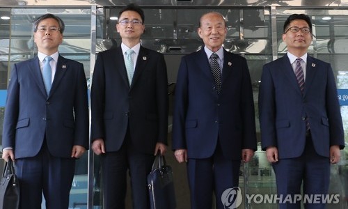 ▲ 남북적십자회담 남측 대표단이 21일 회담을 위해 출발하고 있다.
