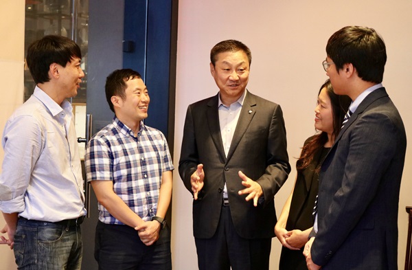 ▲ 신현재 CJ제일제당 대표가 한미학술대회에 참석한 재미 과학기술자들과 대화를 나누고 있다.