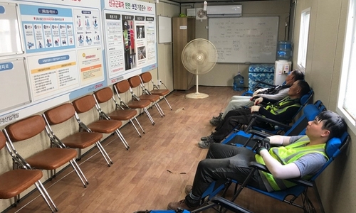 ▲ HDC현대산업개발이 혹서기 온열질환 예방을 위해 마련한 'HDC 고드름 방'에서 옥외 근로자들이 휴식을 취하고 있다.