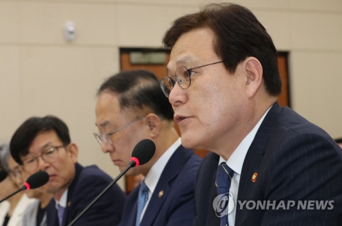 ▲ 최종구 금융위원장(오른쪽).