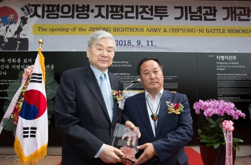▲ 조양호 한진그룹 회장(왼쪽)이 11일 경기 양평 지평리전투기념관에서 열린 재개관 기념식에 참석해 정동균 양평군수로부터 감사패를 받고 있다.