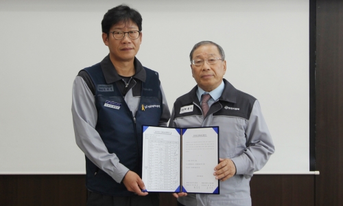 ▲ 최종식 쌍용자동차 사장(오른쪽)이 지난달 20일 평택공장 본사에서 올해 임단협 조인식에 참석한 모습.