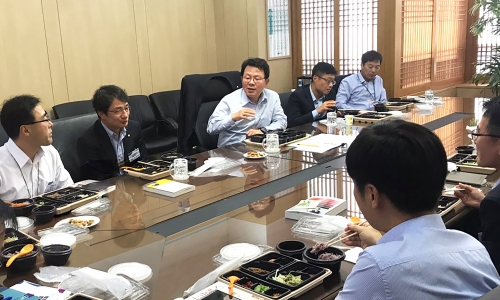 ▲ 김광수 농협금융지주 회장 (윗줄 왼쪽부터 세번째)