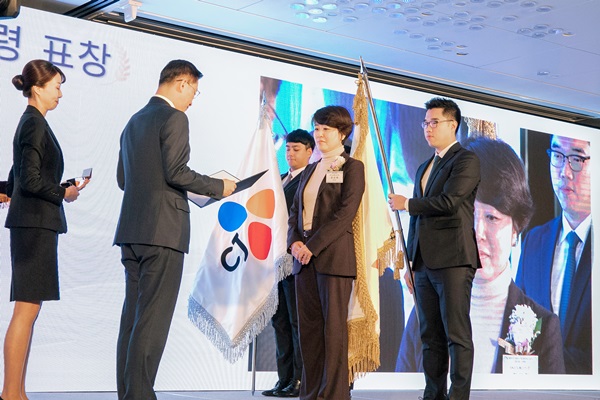 ▲ 강선희 SK이노베이션 부사장이 박건수 산업통상자원부 실장으로부터 표창을 수여 받고 있다.
