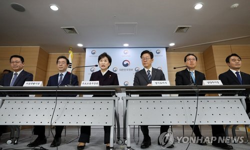 ▲ 김현미 국토교통부 장관이 19일 정부서울청사에서 '2차 수도권 주택공급 계획 및 수도권 광역교통망 개선방안'을 발표하고 있다. 박남춘 인천시장, 박원순 서울시장, 김현미 국토부 장관, 이재명 경기도지사, 조광한 남양주시장(왼쪽부터)