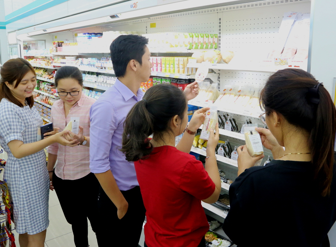 베트남 GS25에서 현지 고객들이 아이돌 샌드위치를 살펴보고 있다.JPG
